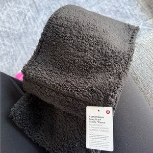 Lululemon Black Fleece Snap Scarf